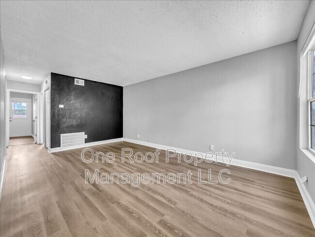 Photo - 2000 Chateau Dr