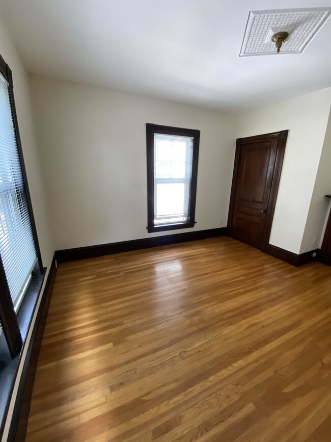 Photo - 211 Holland St