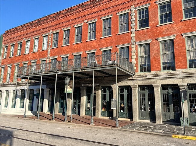 Building Photo - 2010 The Strand Unit 201