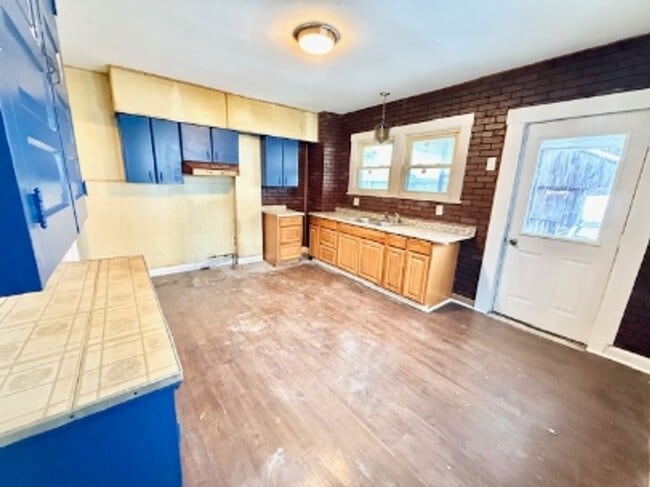 Photo - 866 Vankirk St