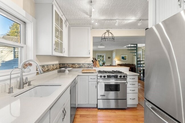 Photo - 12 Bassett St