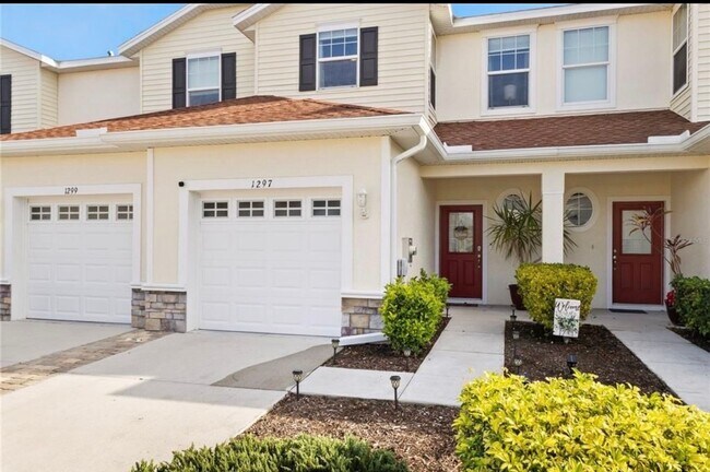 Building Photo - 3/2.5/1 Lakeside Plantation Townhouse