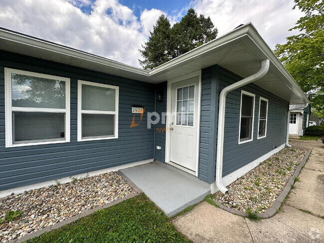 Building Photo - 2927 Silverbrook Ave Rental