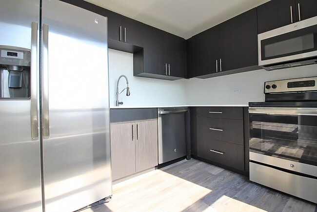 Building Photo - 2 E Delaware Pl