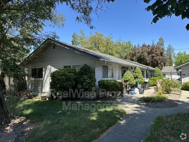 Building Photo - 714 SW I St Unit B Rental