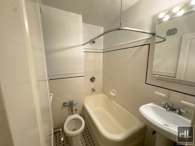 Photo - Christopher Street Unidad 1A