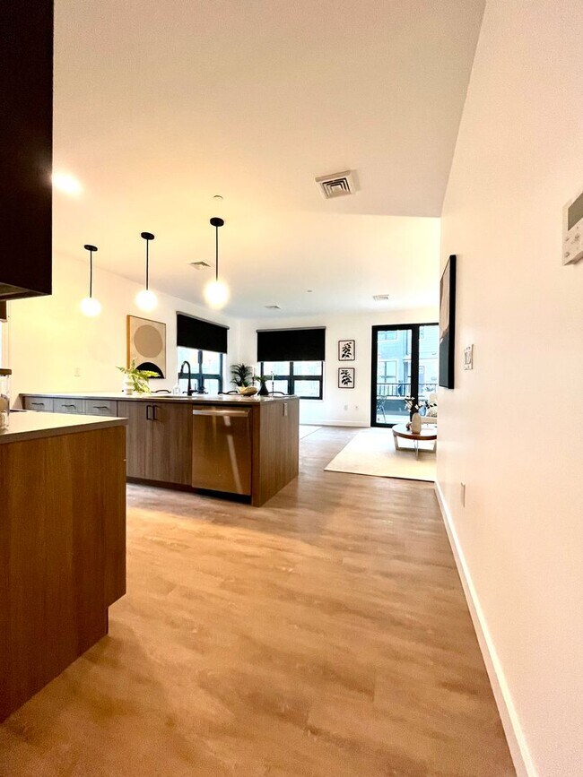 Building Photo - No Brokers fee, No Security Deposit, In-Unit Washer and Dryer, Central Heat/ AC, Gym, Parking