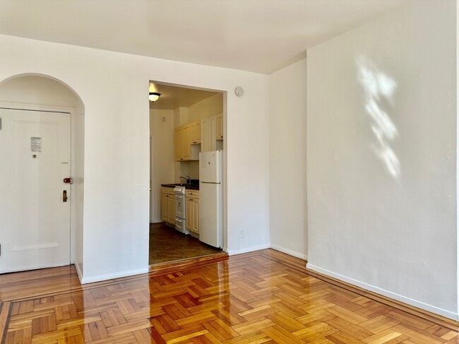 Building Photo - 124 W 112th St