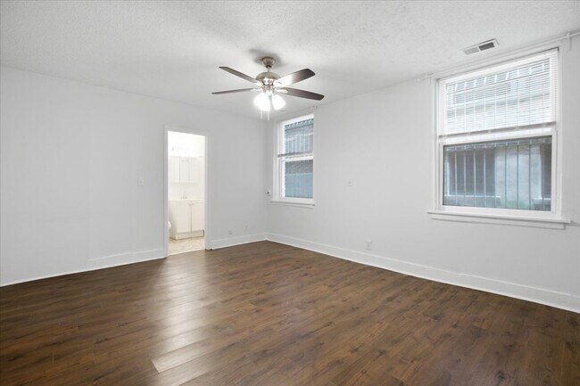 Photo - 3727 N Pine Grove Ave Unit 109