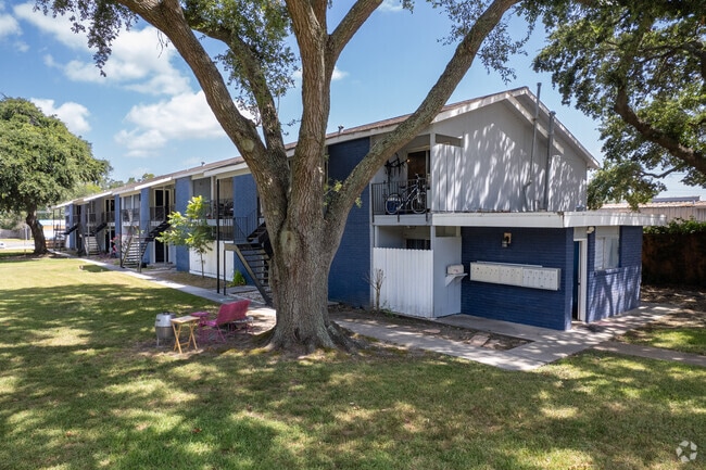 Photo - Mariner Under The Oaks