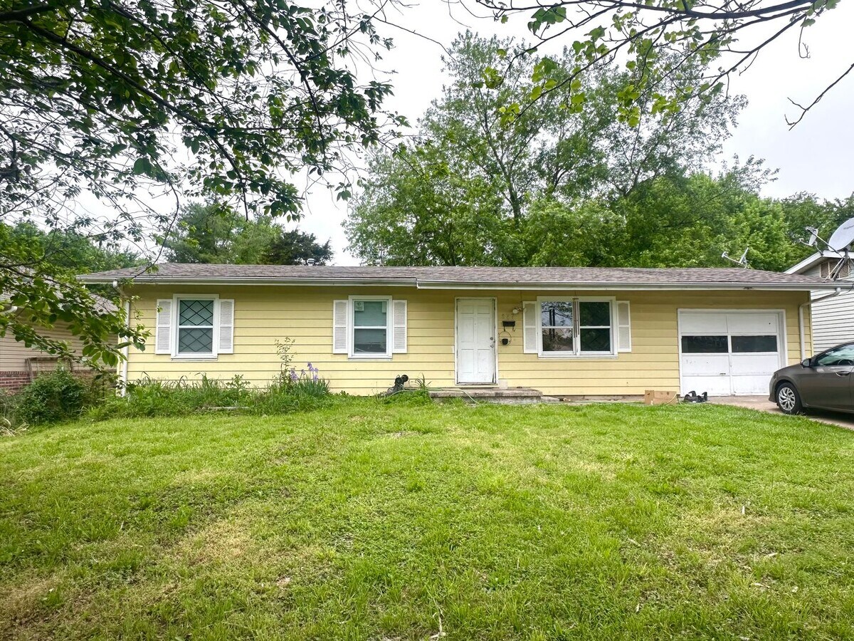 3-Bedroom Home with Functional Layout & Fenced-In Yard - 3-Bedroom Home with Functional Layout & Fenced-In Yard