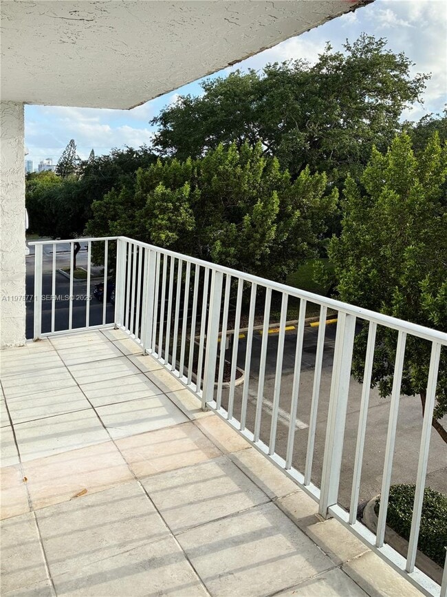 Photo - 650 NE 64th St Unidad G309