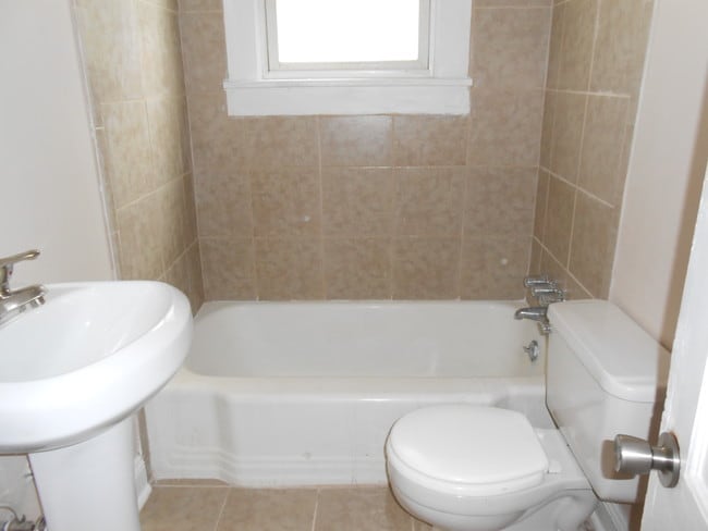 Bathroom - 901 S Jackson St Unit 4