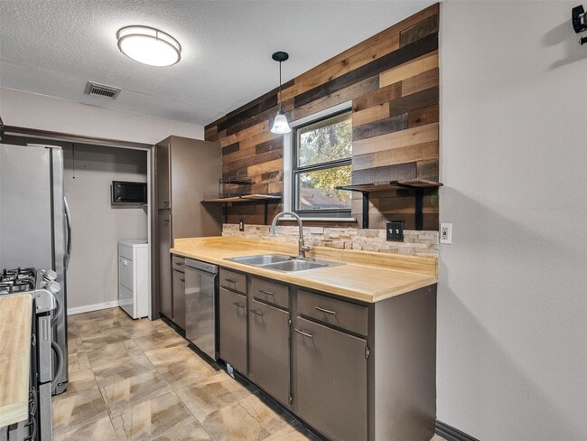 Photo - 1827 Polley Ct