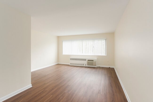 8548.Skokie.H2-3 - Garden House Apts.