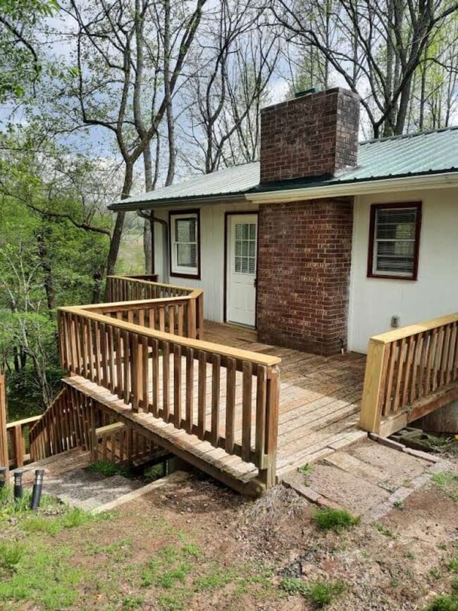Building Photo - $1,500 - 2 Bedroom 1.5 Bathroom Cottage on... Rental