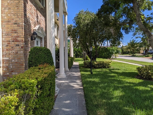 Building Photo - 90 SW 5th Ave Unit 11