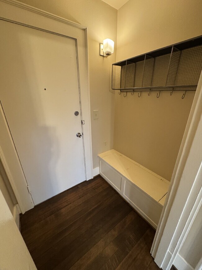 Photo - 1 Bedroom SW Portland / Large Backyard / Easy Access to OHSU and Downtown Unidad C