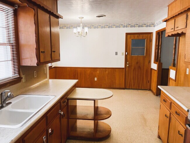 Photo - Adorable Three Bedroom Home With Sunroom Near Clapp Park!