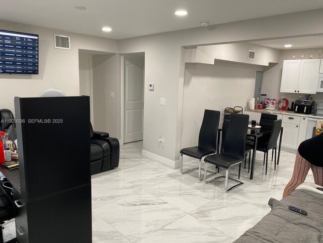 Photo - 342 E 46th St Unidad 1