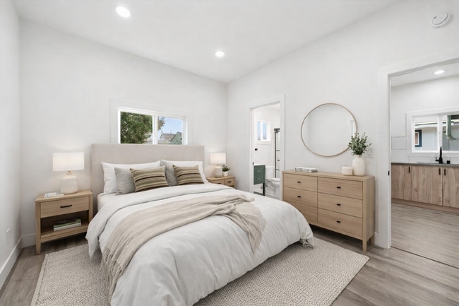 Photo - 156 1/2 S Pecan St