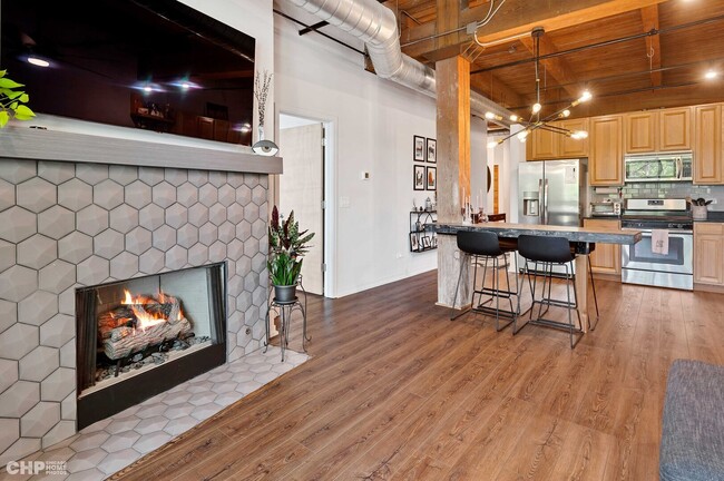 Photo - 1740 N Maplewood Ave Unit 305