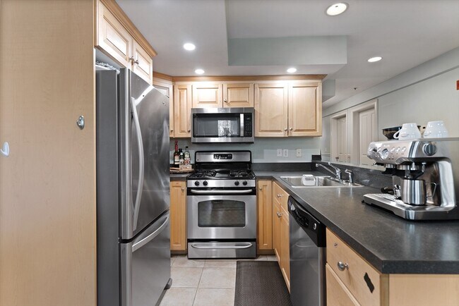 Building Photo - 1805 Beacon St Unit 1B Rental