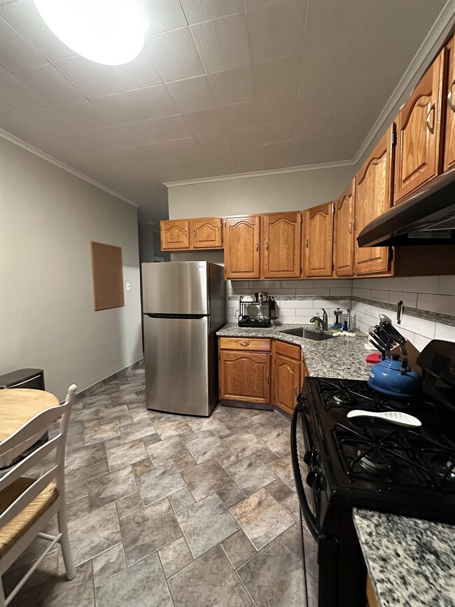 Building Photo - 152 W 9th St Unit 1