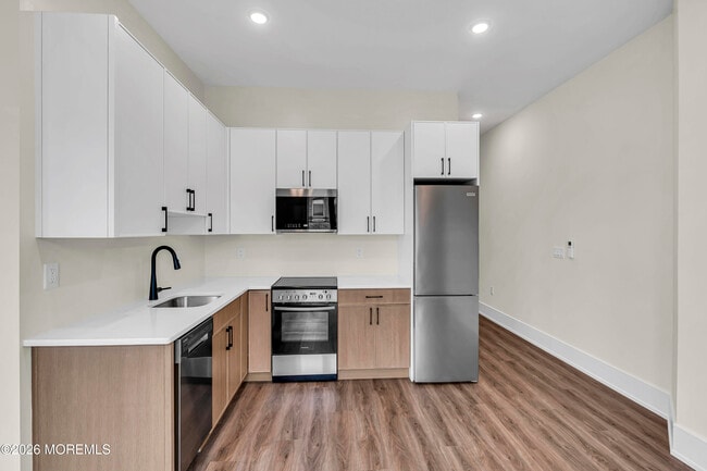 Building Photo - 527 Bangs Ave Unit 305