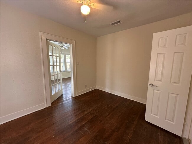 Photo - 2421 Isabella St