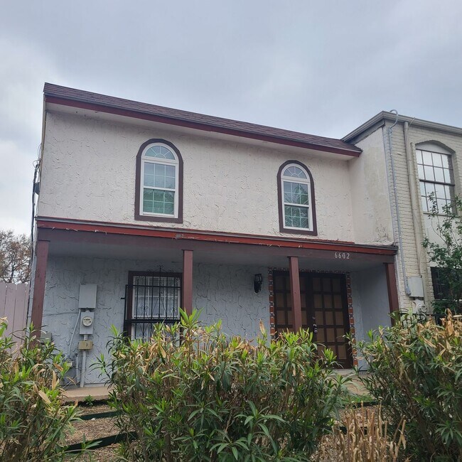 Photo - Spacious 2 BR/2.5 bath townhome near the Medical Center w/a fenced in yard!