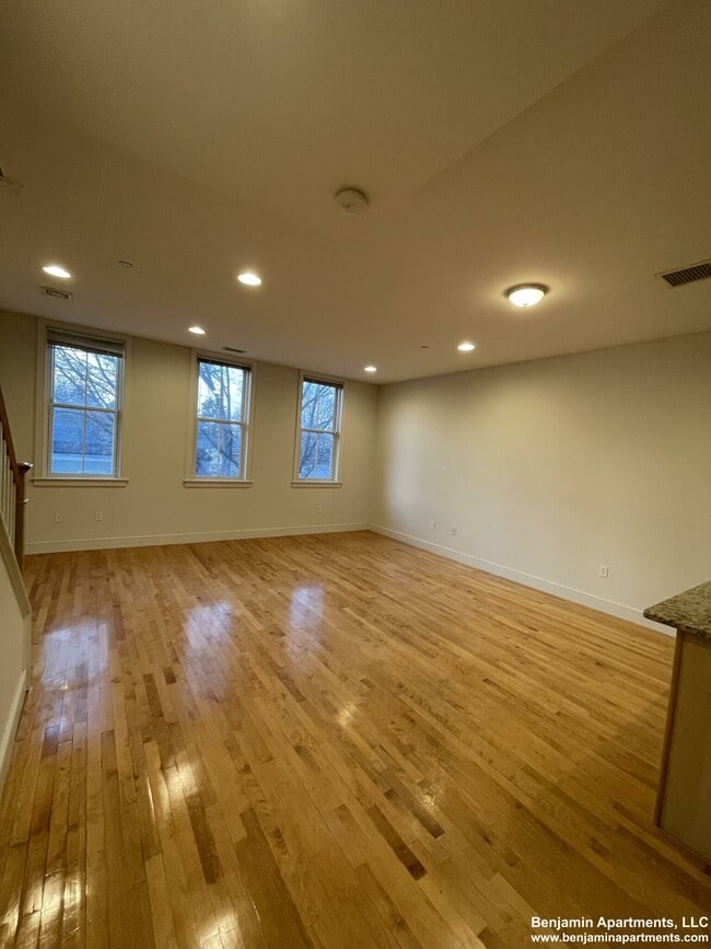 Building Photo - 108 2nd St Unit 1 Rental