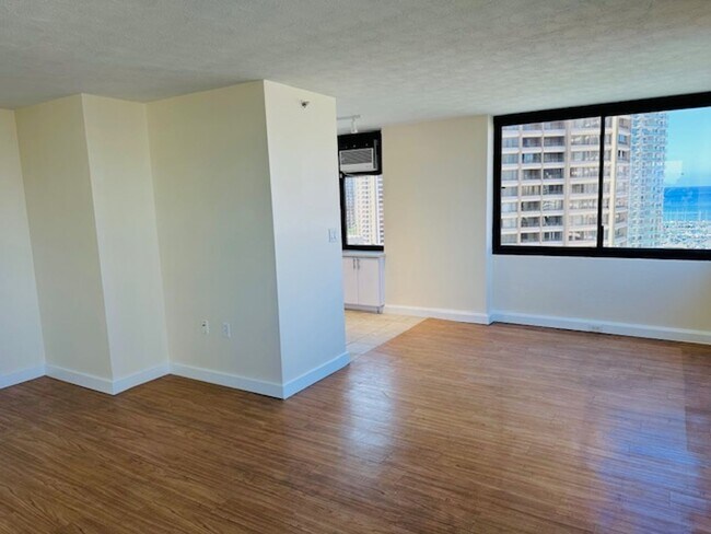 Photo - The Windsor, Renovated 1/1/1, prime Waikik... Unit 1704