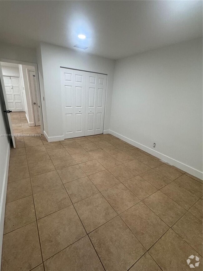 Building Photo - 221 NE 40th St Unit 2 Rental