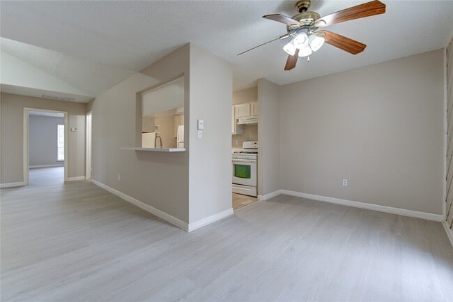 Photo - 212 Quaker Dr