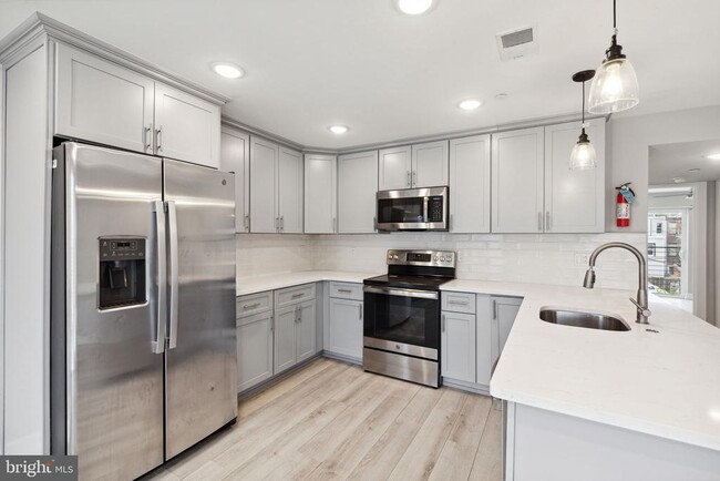 Building Photo - 2408 N Mascher St Unit 2 Rental
