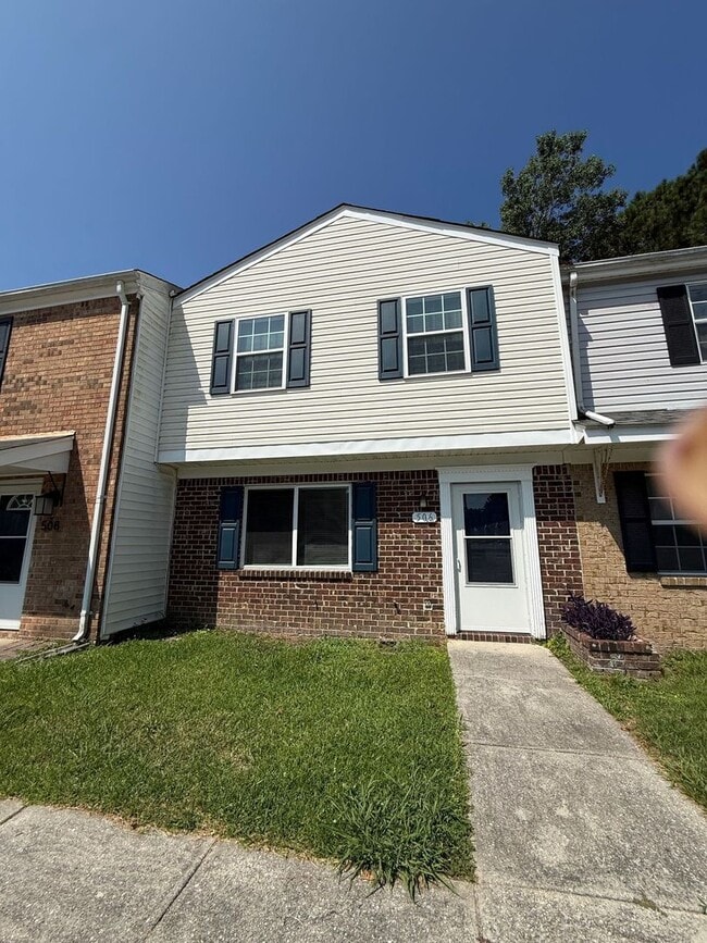 Building Photo - 3 bedroom, 1.5 bath Townhouse.