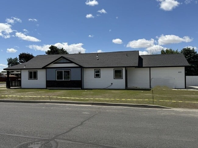 Building Photo - 3 Bedroom House