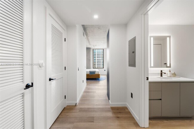 Building Photo - 307 SW 5th St Unit 1904