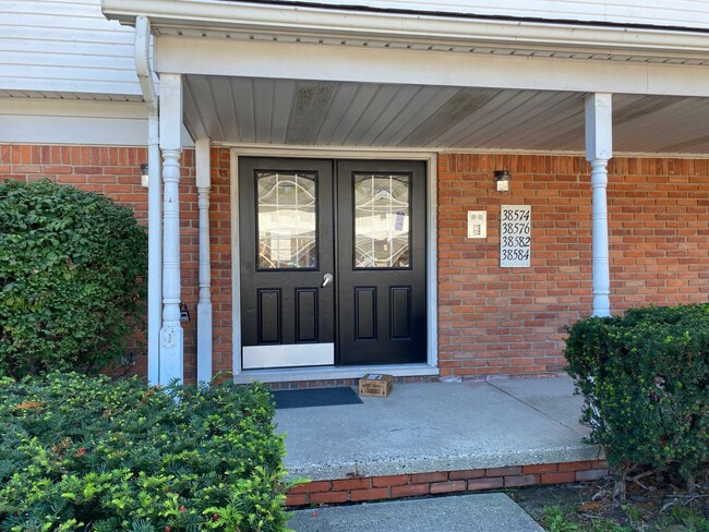 Building Photo - 2 Bedroom Condo in Clinton Township