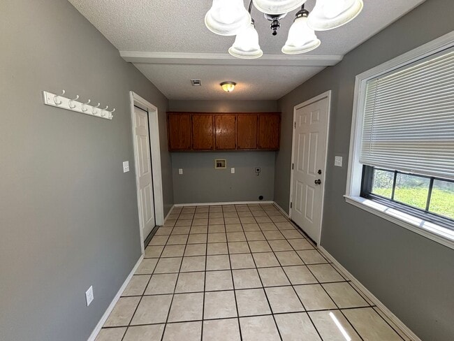 Photo - Discover this 3-bedroom, 2-bath home in Russellville, AR.