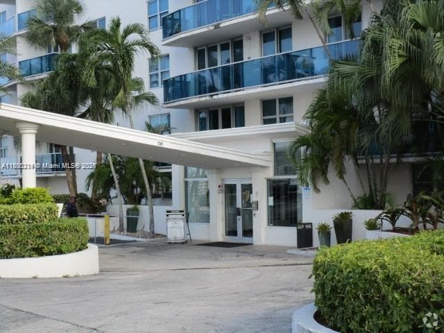 Building Photo - 7501 E Treasure Dr Unit 5J Rental