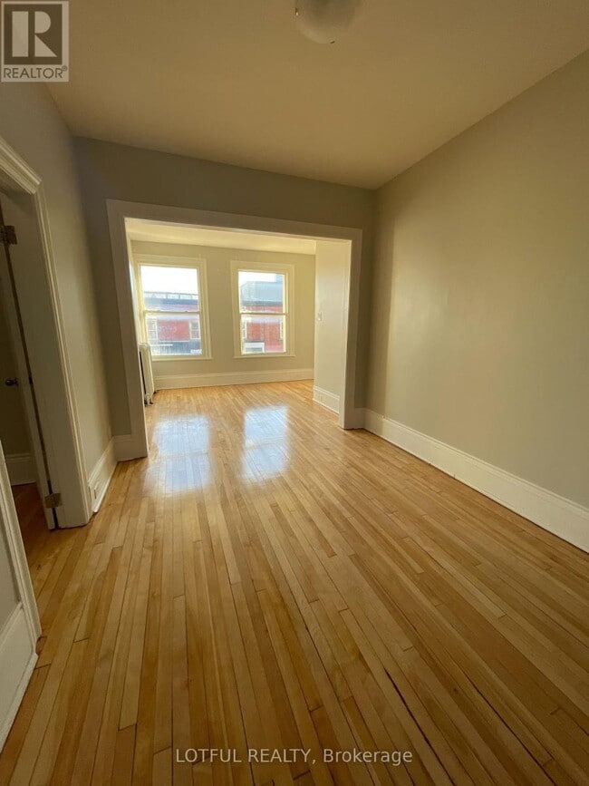 Photo - 2 - 4 1/2 RUSSELL STREET E