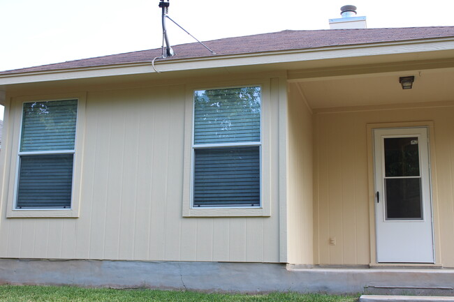 Back of the house - 5605 Bentsen Ln Casa