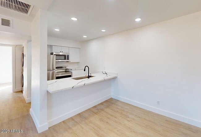 Building Photo - 2739 E Tamarisk Ave Unit Apt 1