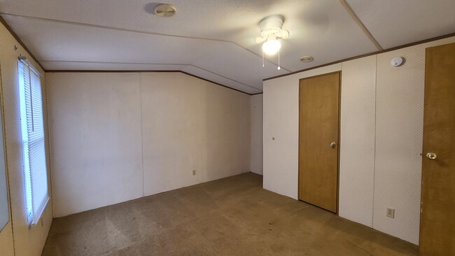 Photo - 77 Saturn Ln