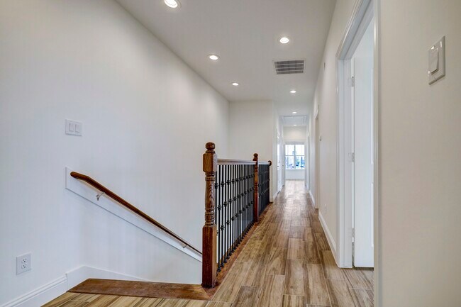 Photo - 2133 Naomi St