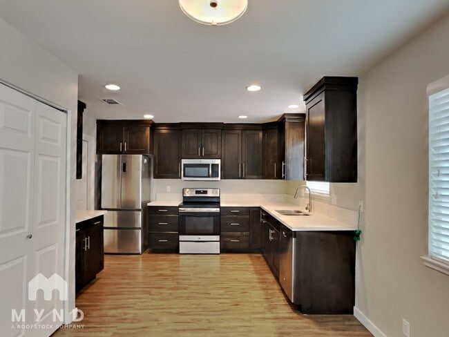 Photo - 1013 James Lovell St