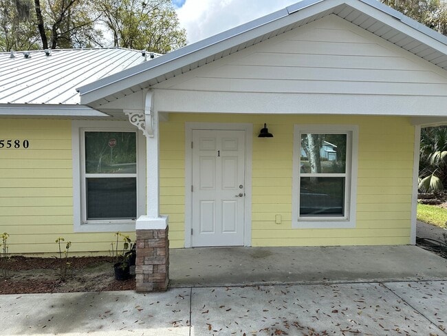 Building Photo - 5580 NE 35th St Unit 1