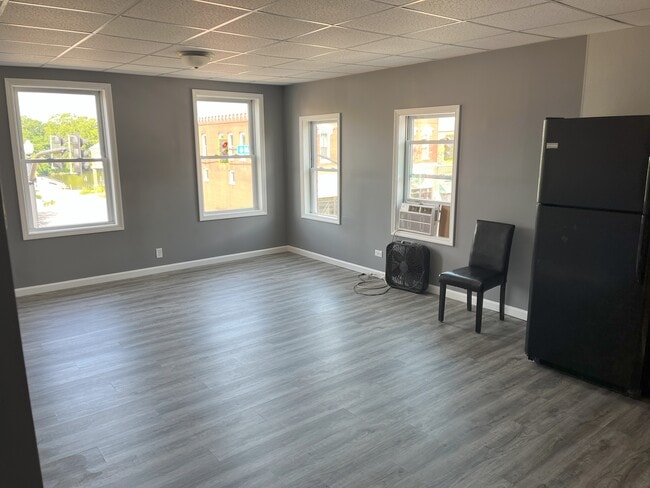 Building Photo - 505 E 3rd St Unit 3 Rental